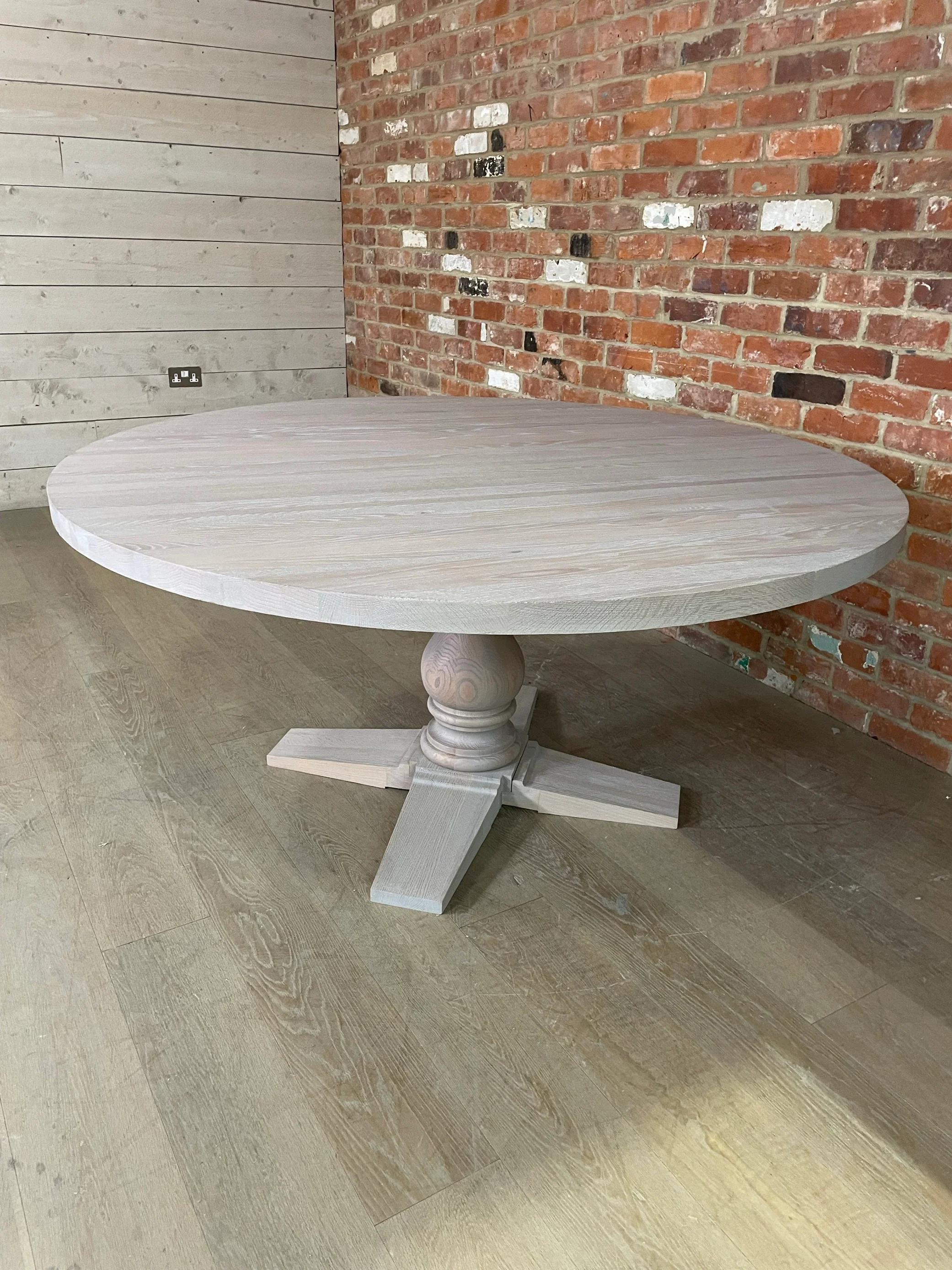 Balmoral 6 Seater Round Dining Table, Seasoned Oak - Image 3