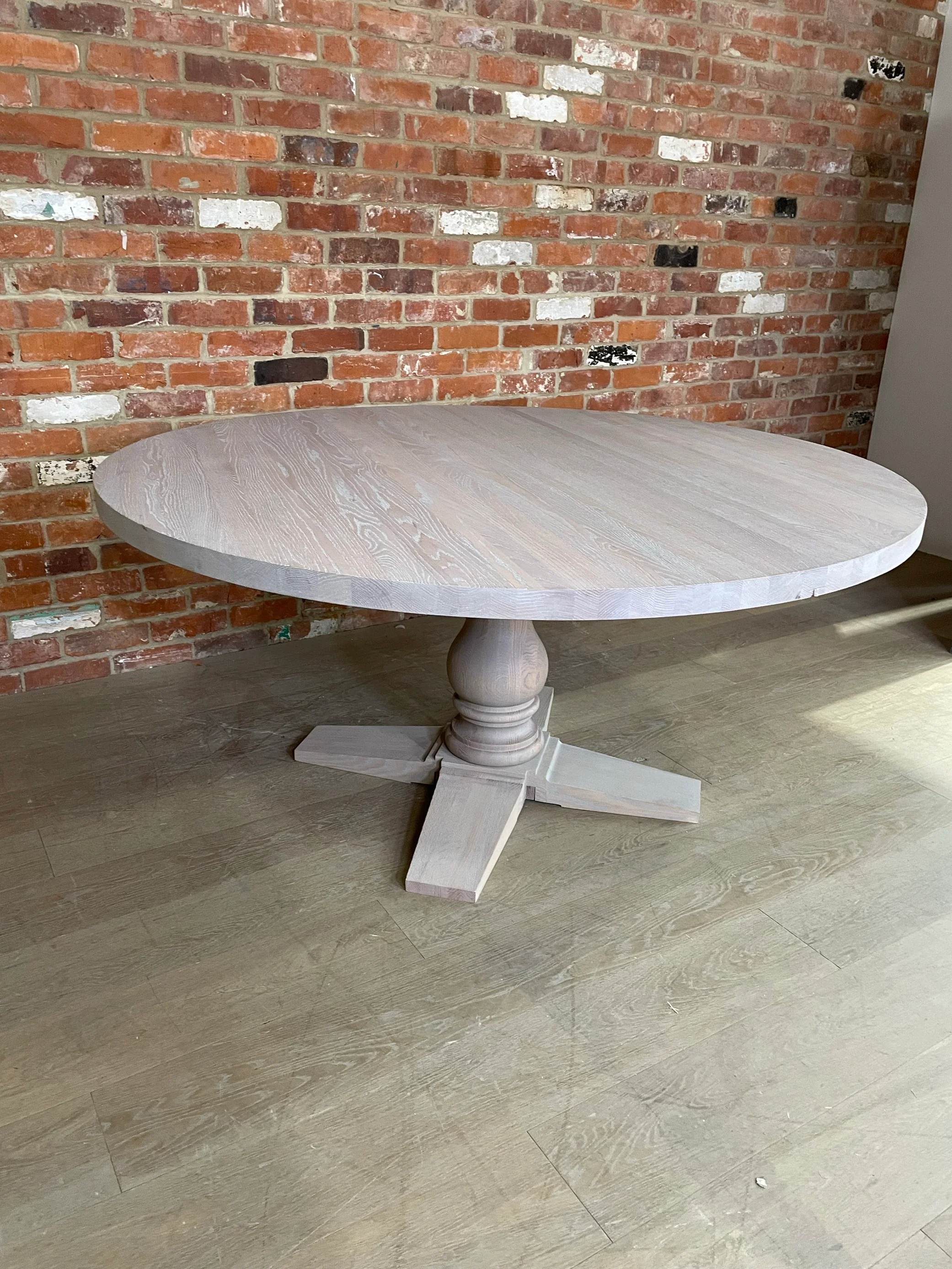 Balmoral 6 Seater Round Dining Table, Seasoned Oak - Image 4