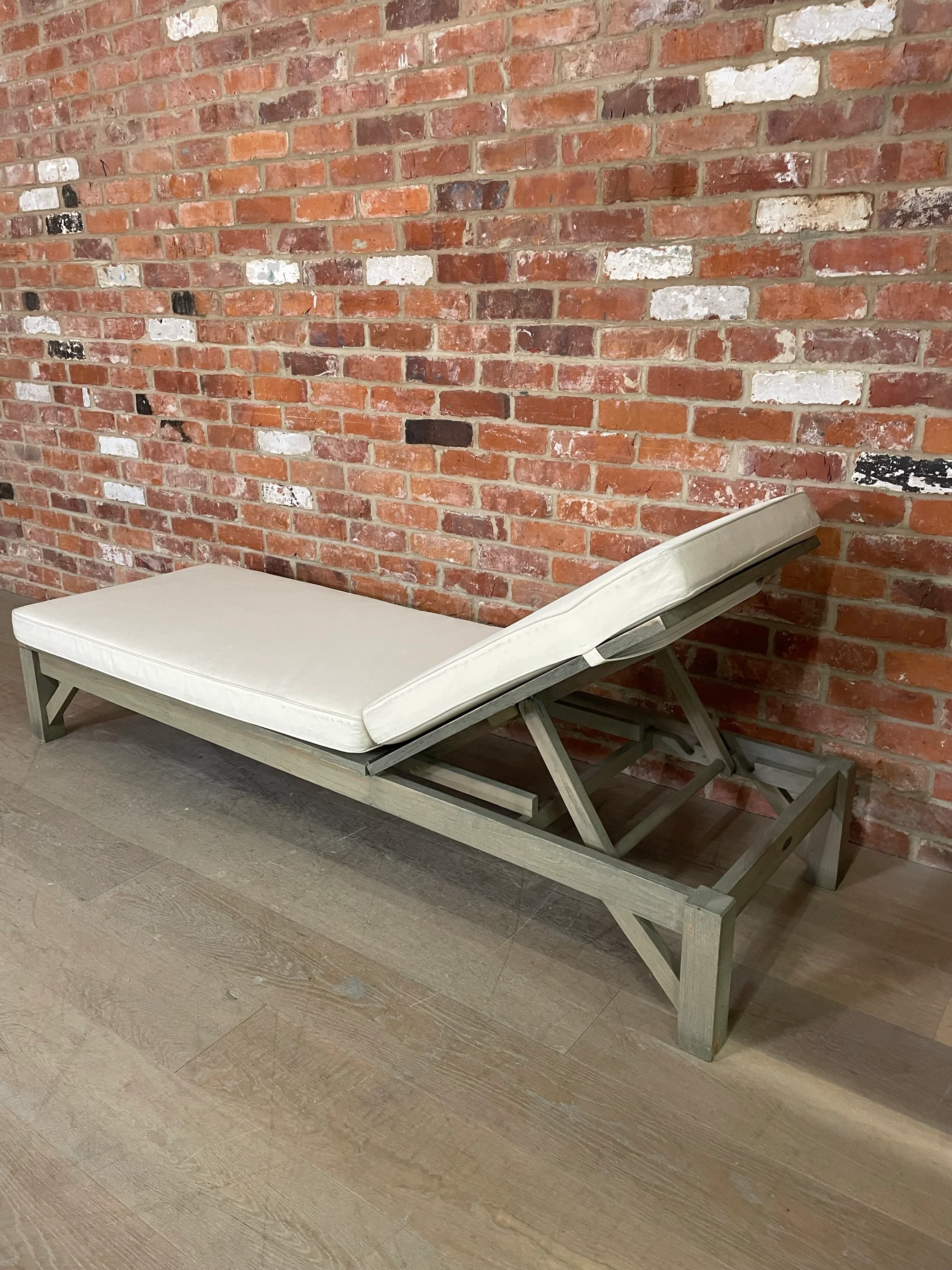 Harmondsworth Sunlounger with Natural Cushion - Image 3