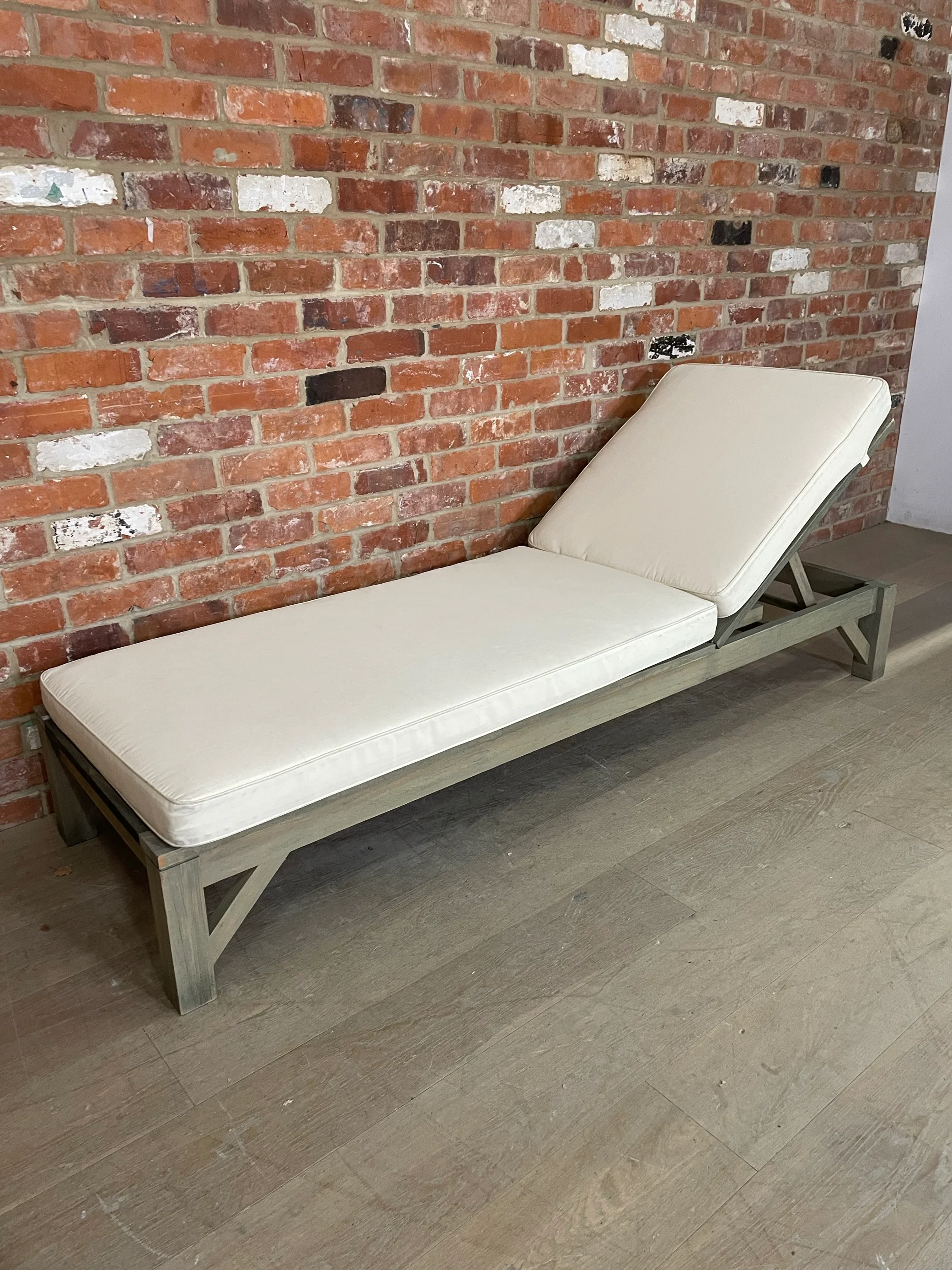 Harmondsworth Sunlounger with Natural Cushion - Image 4