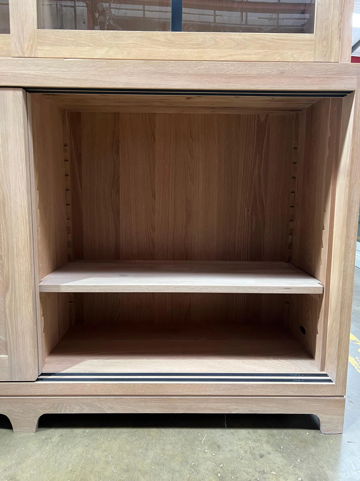 Holborn 5ft Glazed Dresser - Natural - Image 5
